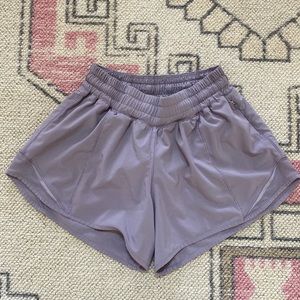 Lululemon Mid-Rise 4” hottie hot